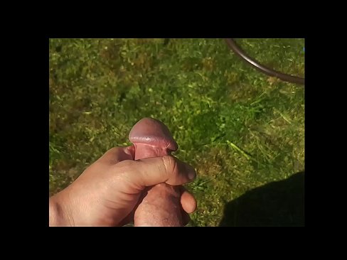 ❤️ Una guapa calenta es folla el seu cony rosa i es corre amb un esquitxat en un jardí d'estiu Súper sexe al ca.teatroporno.ru
