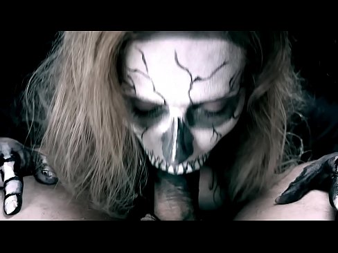 ❤️ Noia dimoni xuclant polla amb la seva boca negra i empassant semen. Súper sexe al ca.teatroporno.ru