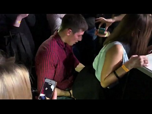 ❤️ Sexe real en una discoteca russa. Noia russa de 18 anys a l'anus i la vagina follada en una discoteca Súper sexe al ca.teatroporno.ru