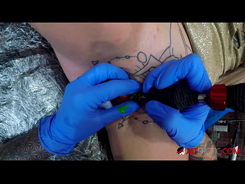 ❤️ La bomba Sully Savage, molt tatuada, es va tatuar al clítoris Súper sexe al ca.teatroporno.ru