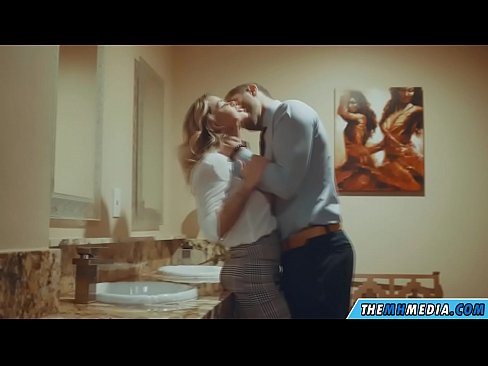 ❤️ Quan una rossa tetona et sedueix en un lavabo públic Súper sexe al ca.teatroporno.ru